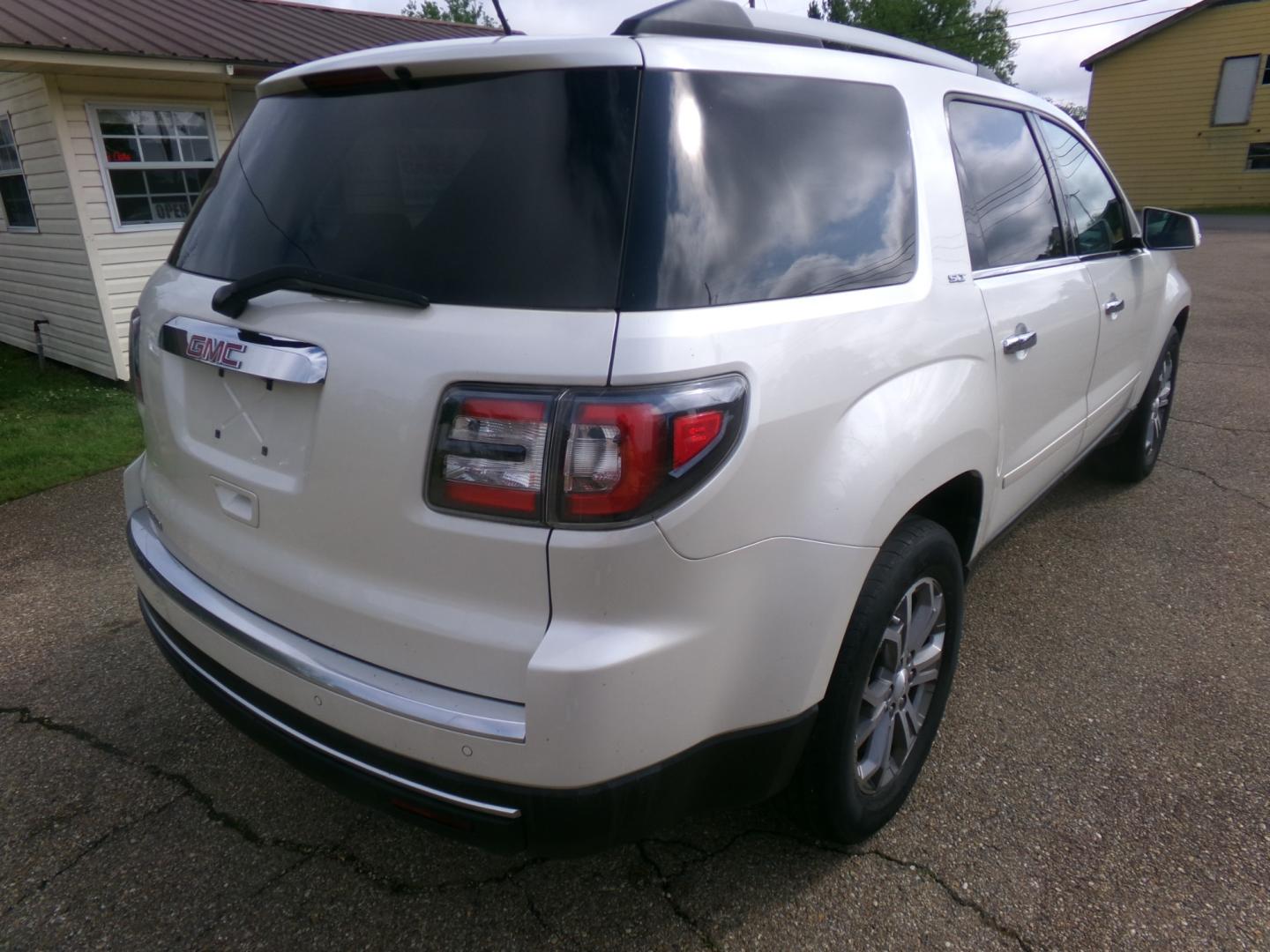 2015 White /Brown GMC Acadia SLT (1GKKRRKD4FJ) with an 3.6L engine, automatic transmission, located at 401 First NE, Bearden, AR, 71720, (870) 687-3414, 33.726528, -92.611519 - Photo#25